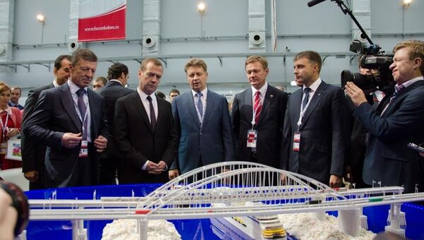 Проект моста через Керченский пролив презентовали премьер-министру России Дмитрию Медведеву