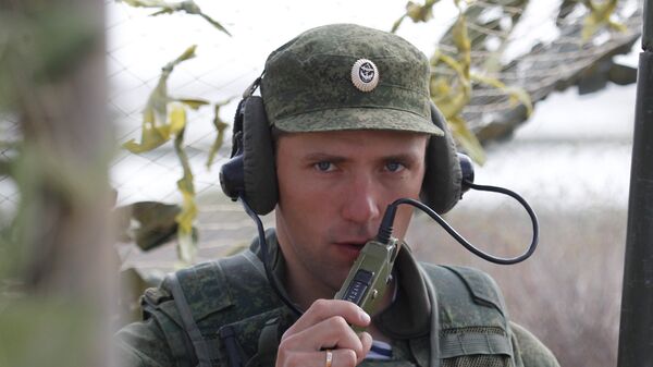 Российский военнослужащий выходит на связь на командном пункте во время военных учений