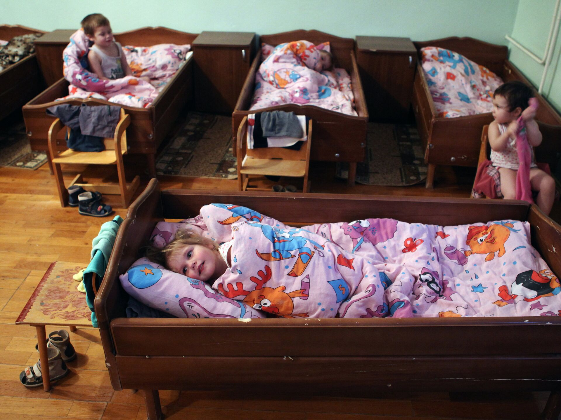 Дети в детских домах спят