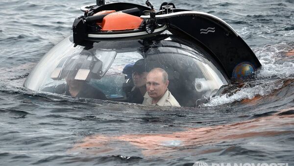 Владимир Путин совершает погружение на батискафе к затонувшему древнему судну, лежащему в районе Севастополя на 83-метровой глубине, во время экспедиции в рамках мероприятий, посвященных 170-летию Русского географического общества, 18 августа 2015 года.