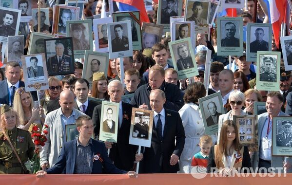 9 мая Владимир Путин возглавил шествие Бессмертного полка на Красной площади в Москве. С портретом отца, защищавшего Родину от нацистов, Путин прошел по улицам Москвы вместе с тысячами россиян, родственники которых также воевали в 1941-1945 годах.