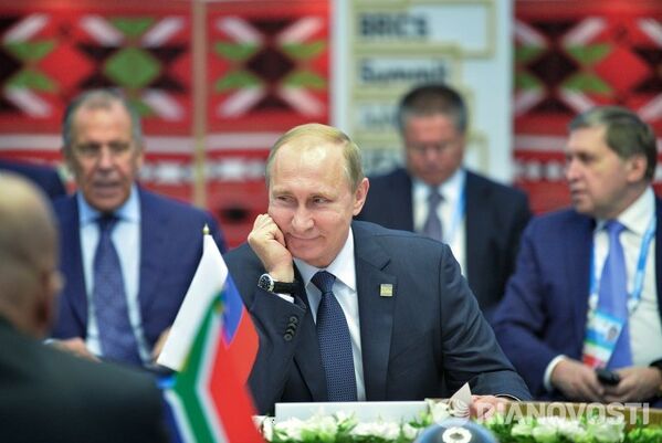 Владимир Путин во время встречи с лидерами БРИКС в узком составе в Уфе, 9 июля 2015 года.