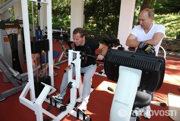 Владимир Путин и председатель правительства РФ Дмитрий Медведев во время тренировки в спортзале резиденции Бочаров ручей в Сочи, 30 августа 2015 года.
