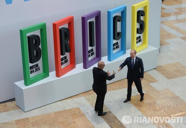 Владимир Путин и президент Южно-Африканской Республики Джейкоб Зума на церемонии приветствия лидеров БРИКС.