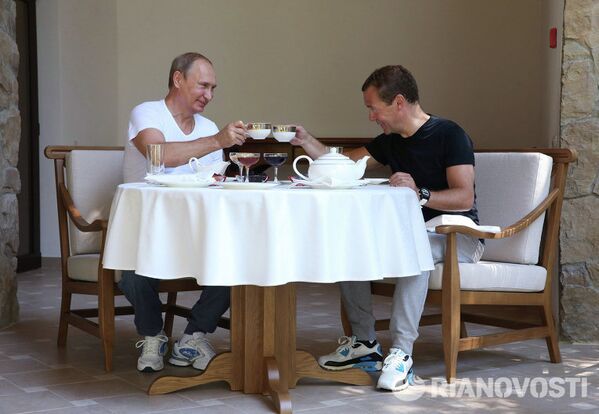 Владимир Путин и председатель правительства РФ Дмитрий Медведев во время завтрака в резиденции Бочаров ручей в Сочи, 30 августа 2015 года.