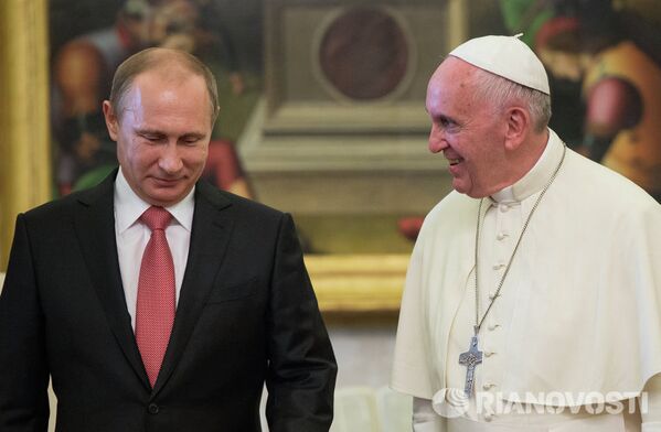Владимир Путин и папа римский Франциск во время встречи в Ватикане, 10 июня 2015 года.