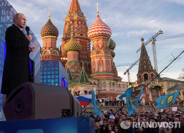 Владимир Путин выступает на митинге-концерте Мы вместе!, посвященном годовщине воссоединения Крыма с Россией, 18 марта 2015 года.