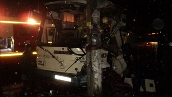 В Крыму рейсовый автобус врезался в столб