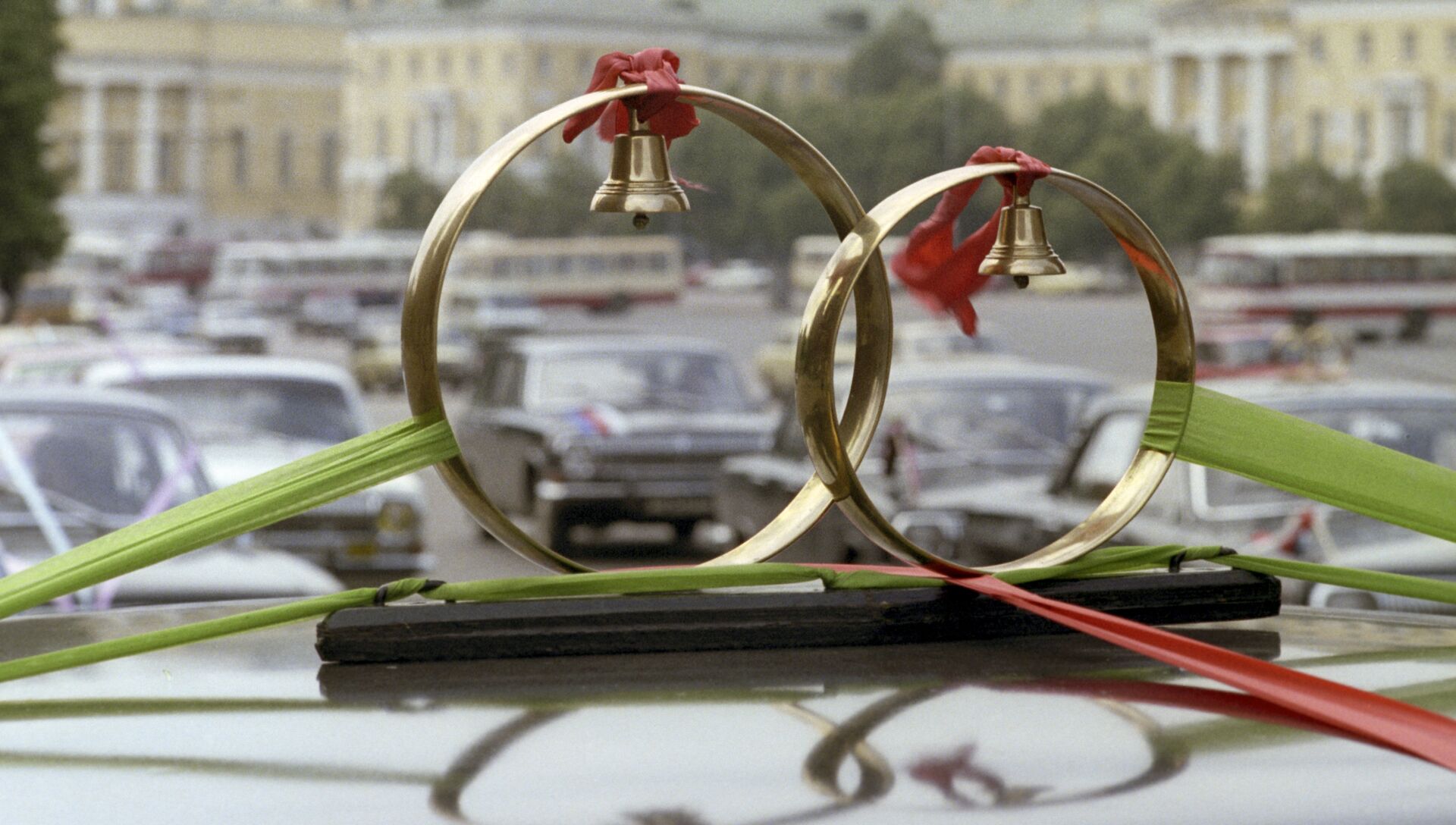 Свадебные кольца на автомобиле. Архивное фото - РИА Новости, 1920, 20.03.2021
