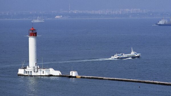 Воронцовский маяк при входе в Одесский морской порт.