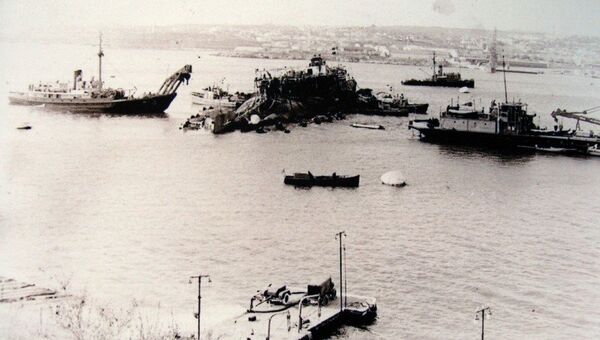 Подъем линкора Новороссийск в Севастопольской бухте Подъем линкора Новороссийск в Севастопольской бухте