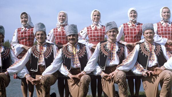 Самодеятельный танцевальный ансамбль в национальных болгарских костюмах