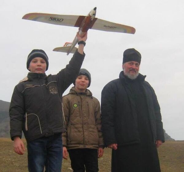 Отец Никон Демьянюк с воспитанниками авиамодельного кружка Отец Никон Демьянюк с воспитанниками авиамодельного кружка