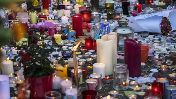 Цветы и свечи около театра Батаклан в Париже, в память о жертвах крупнейшего в истории Франции террористического акта, произошедшего 13 ноября 2015 года в Париже.