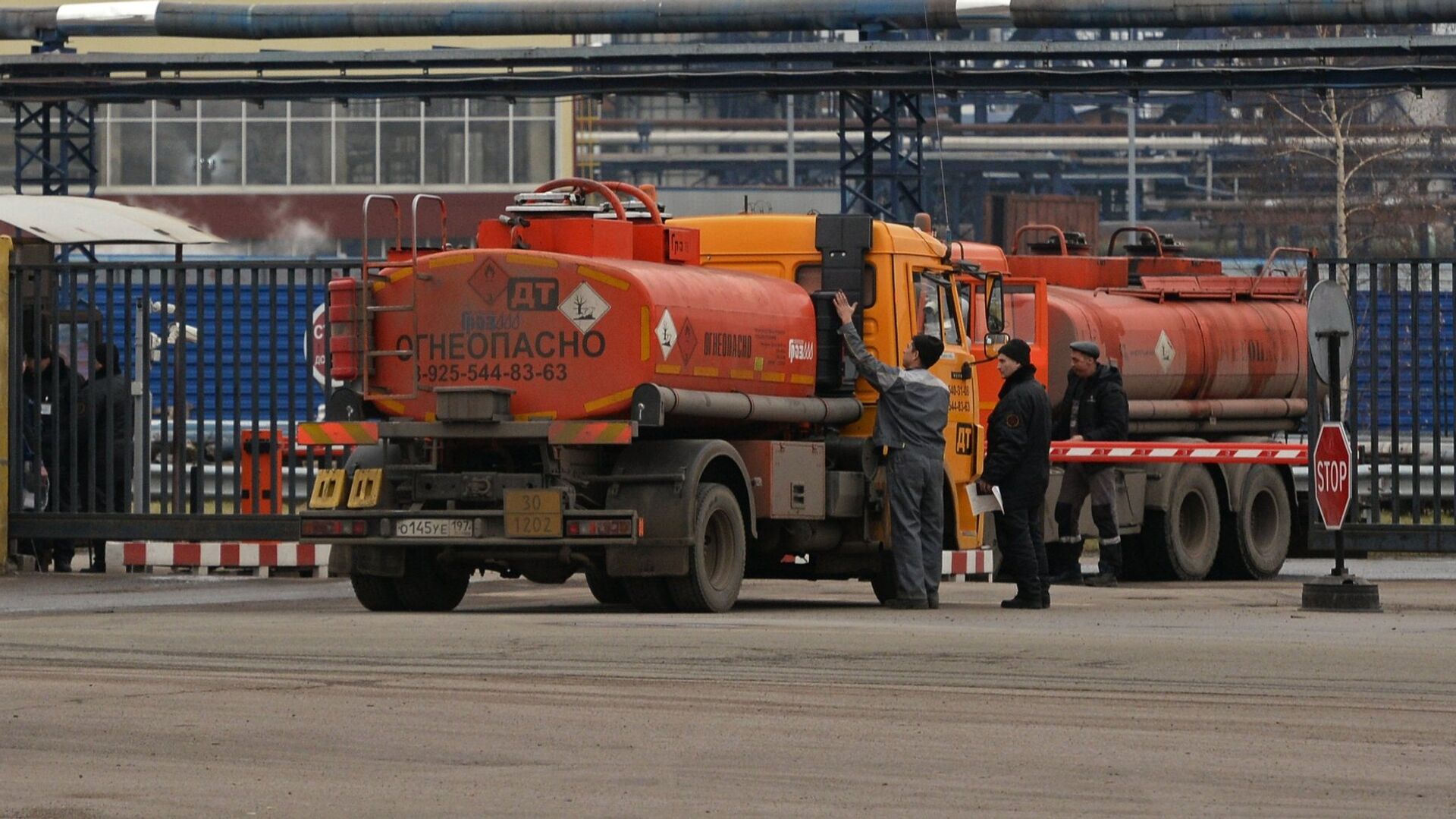 Московский нефтеперерабатывающий завод (НПЗ) - РИА Новости, 1920, 12.10.2025