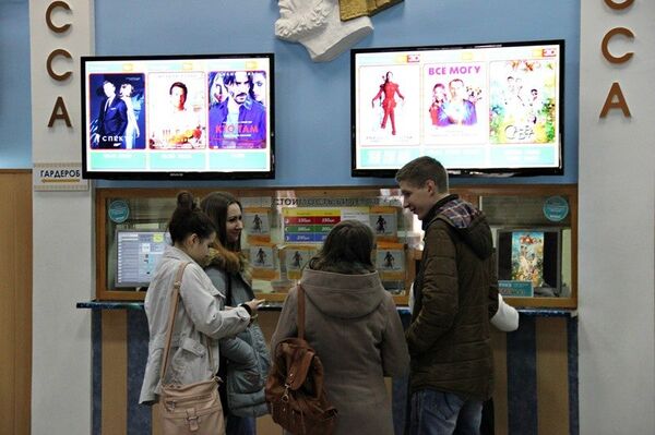 Блэкаут, день второй. Как Крым живет без света. Очередь в кинотеатр Блэкаут, день второй. Как Крым живет без света. Очередь в кинотеатр