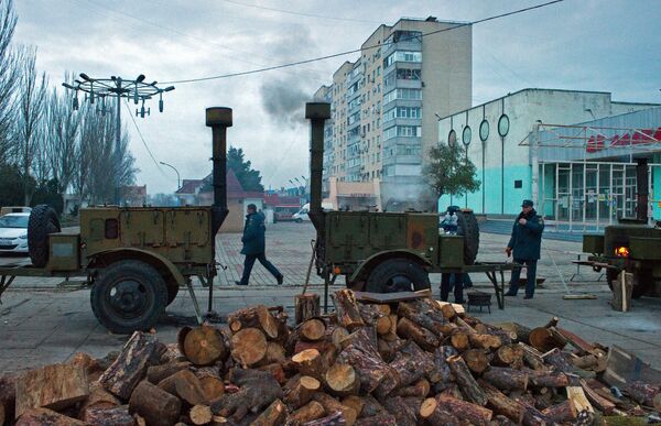 Полевые кухни и палатки МЧС развернуты в городе Щелкино на северо-востоке Крыма