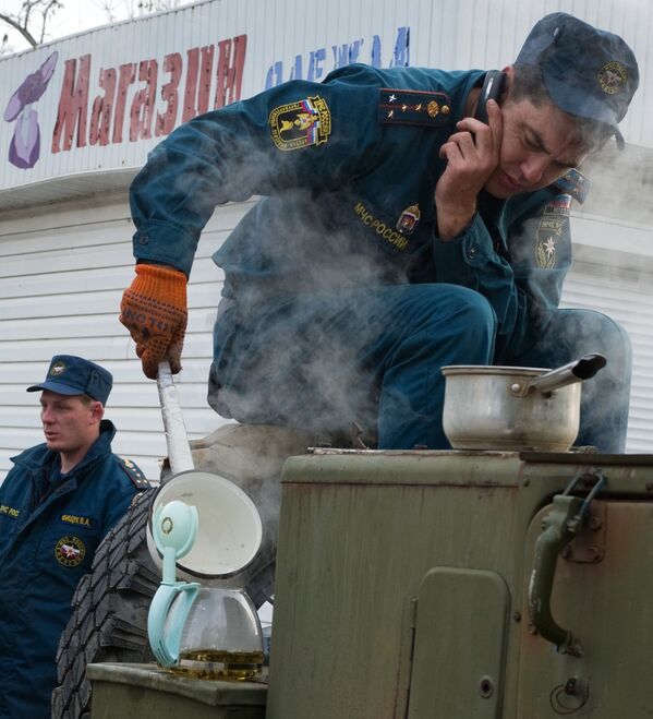 Полевые кухни и палатки МЧС развернуты в городе Щелкино на северо-востоке Крыма