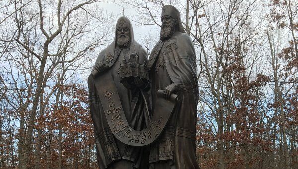 Памятник Патриарху Алексию II  и митрополиту Лавру