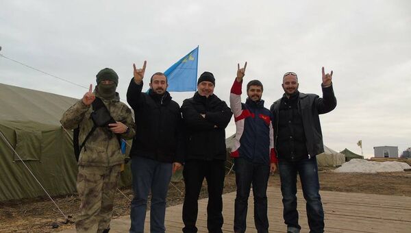 Турецкие националисты из организации Серые волки приехали в штаб блокады Крыма с украинской стороны