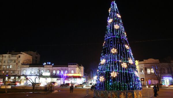 Новогодняя елка на центральной площади имени Ленина в Симферополе