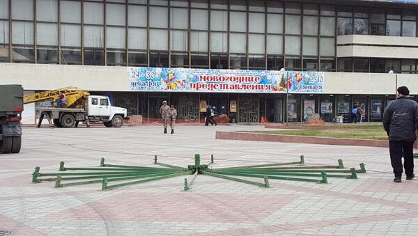 В Симферополе устанавливают новогоднюю ель