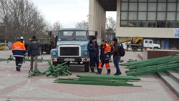 В Симферополе устанавливают новогоднюю ель