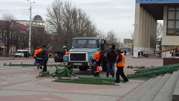 В Симферополе устанавливают новогоднюю ель