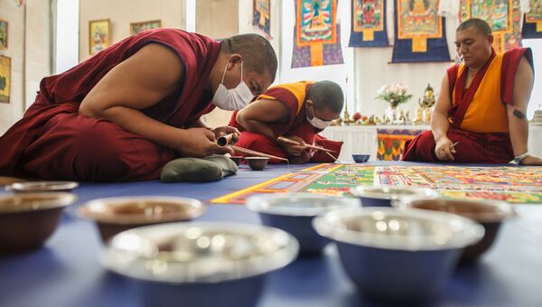 Буддистские монахи строят мандалу