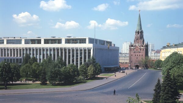 Троицкая башня Кремля и Государственный Кремлевский дворец