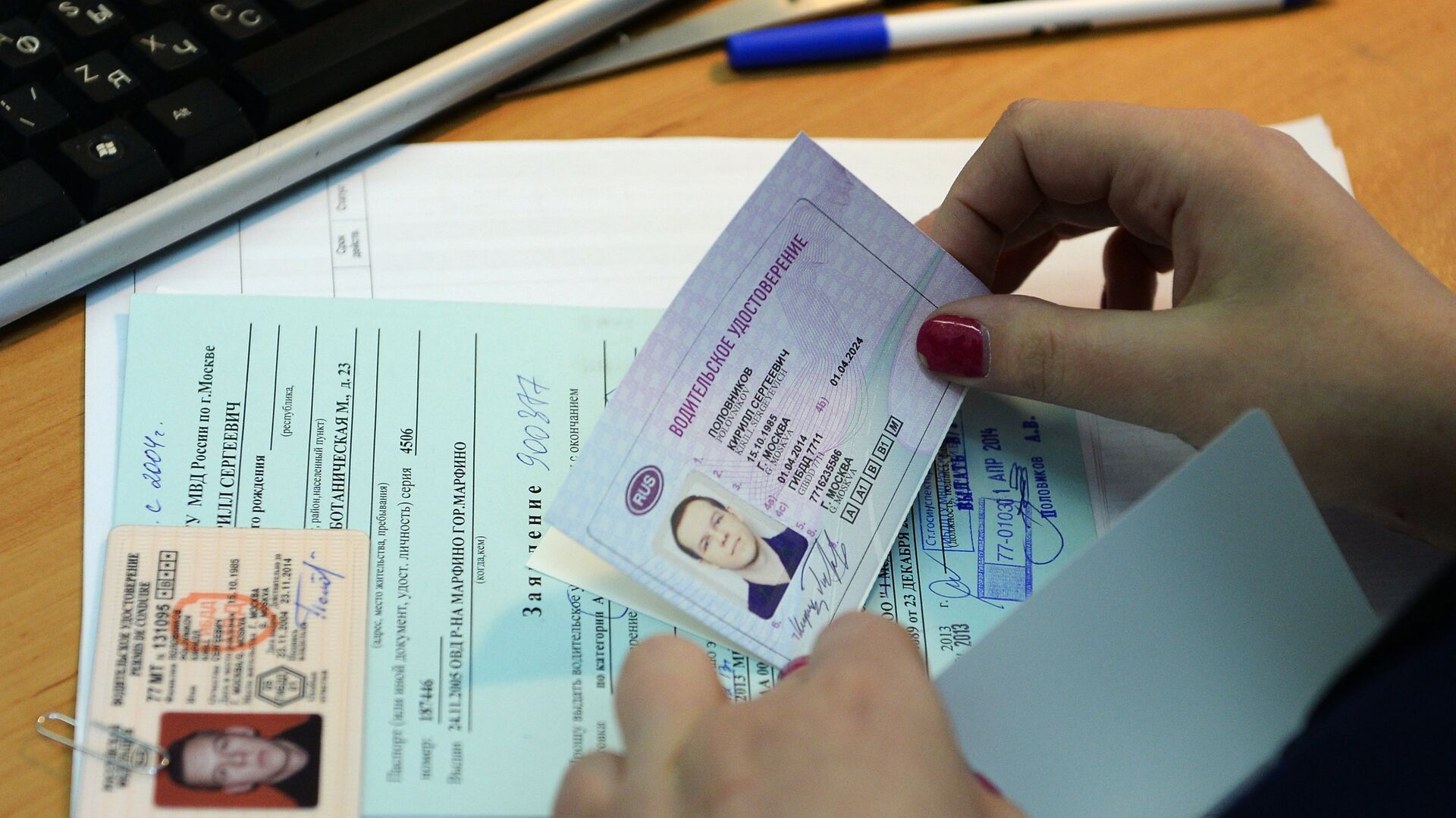 В России начали выдавать водительские удостоверения нового образца - РИА Новости, 1920, 13.08.2022