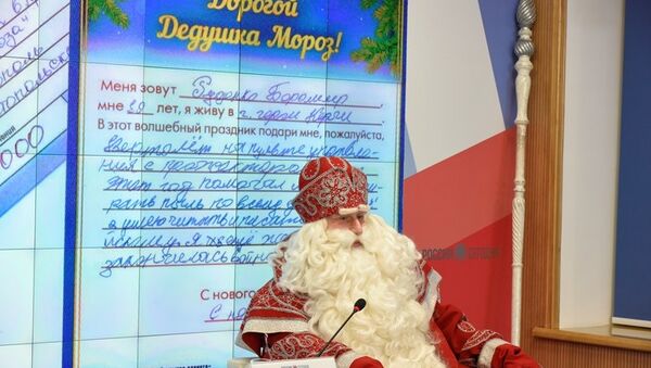 Пресс-конференция главного Деда Мороза России, прибывшего в Крым из Великого Устюга, в мультимедийном пресс-центре МИА Россия сегодня в Симферополе