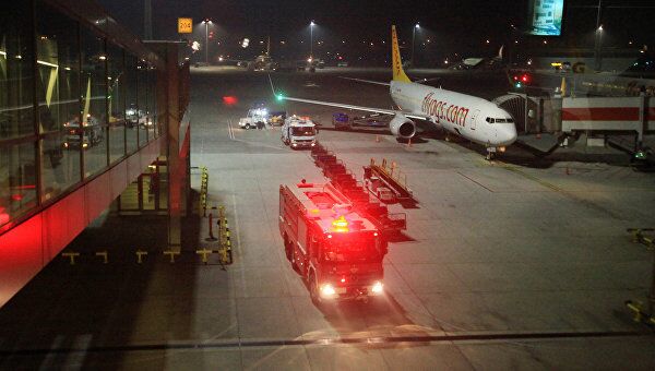 Пожарная машина в аэропорту Стамбула