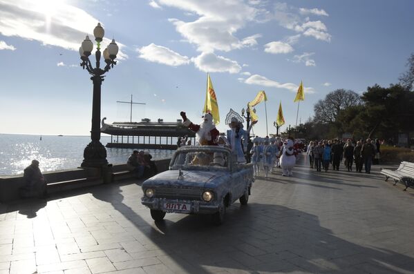 В Ялте прошел традиционный предновогодний Мороз-парад