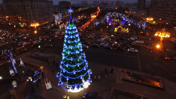 Новогодняя ель на Пушкинской площади Москвы. Съемка с воздуха