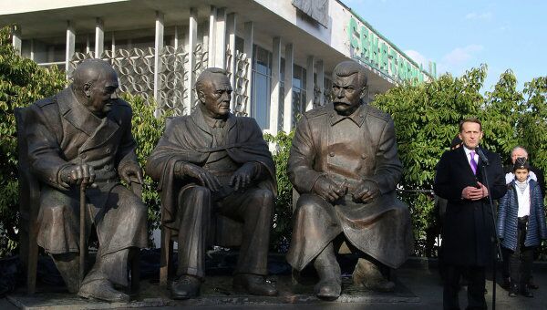 В Ливадии поставили памятник «Большой тройке» В Ливадии поставили памятник «Большой тройке»