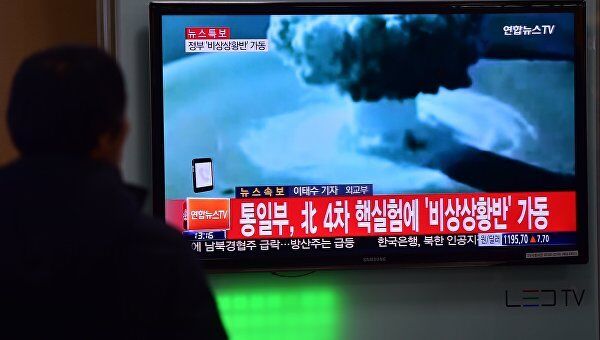Люди в Сеуле смотрят сообщение об испытании водородной бомбы в КНДР, 6 января 2016