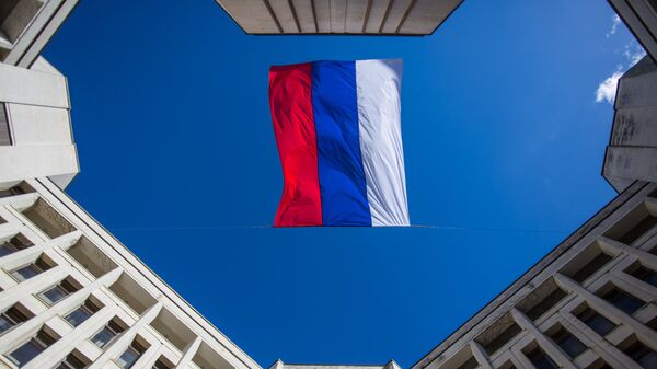 Флаг России над зданием Госсовета Крыма в Симферополе
