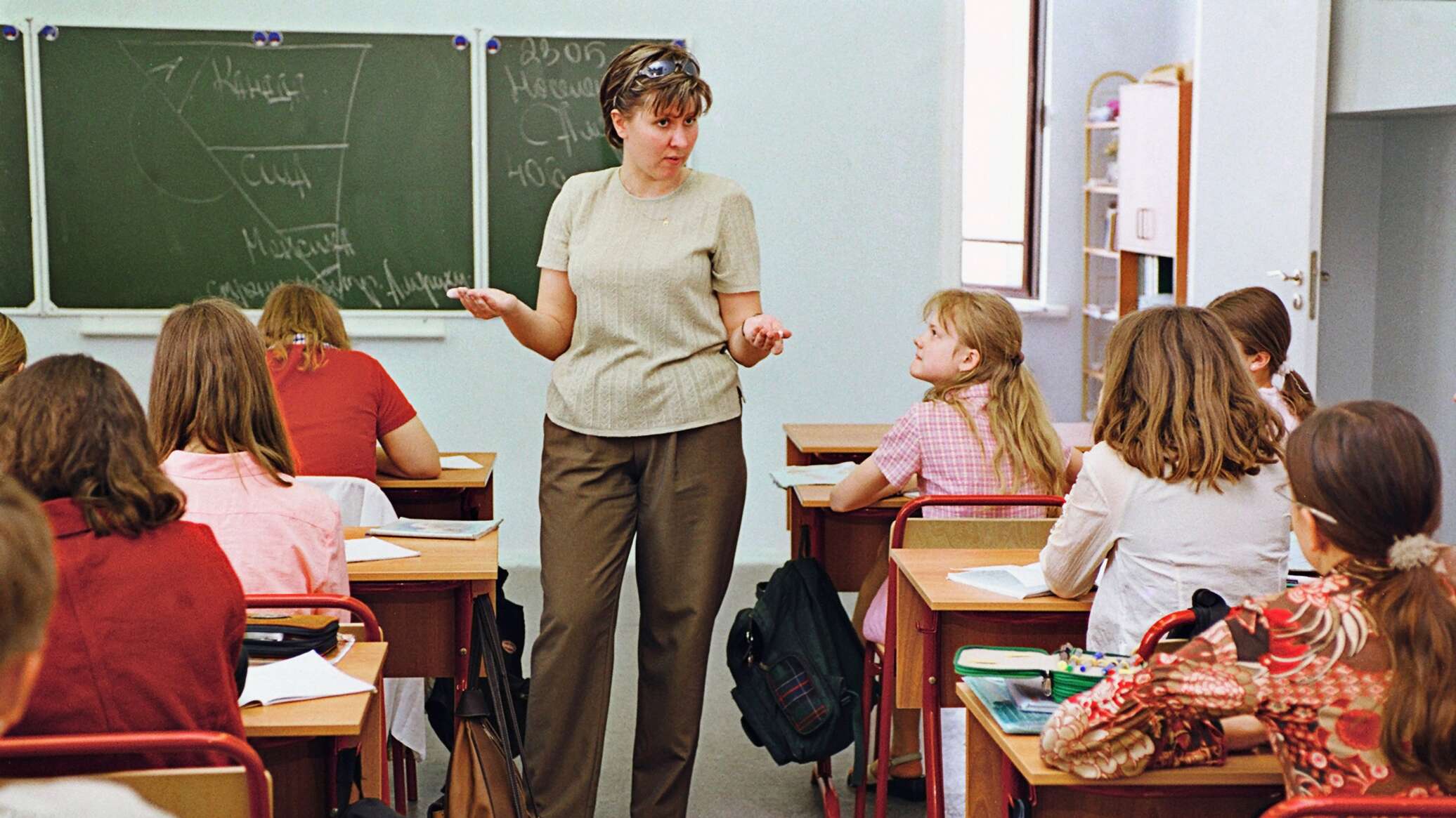 Училка ведет урок. Дети в классе. Уроки учителя. Учитель объясняет классу. Педагог и ученик.
