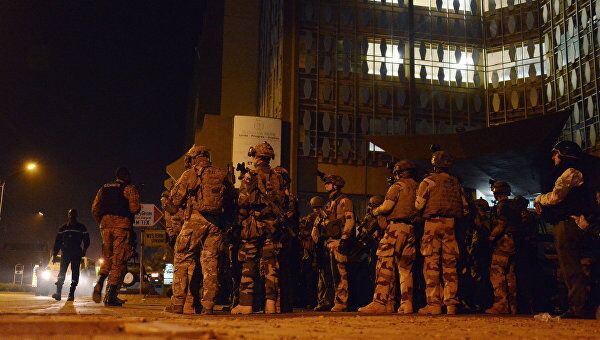 Силы безопасности Буркина-Фасо у захваченного отеля