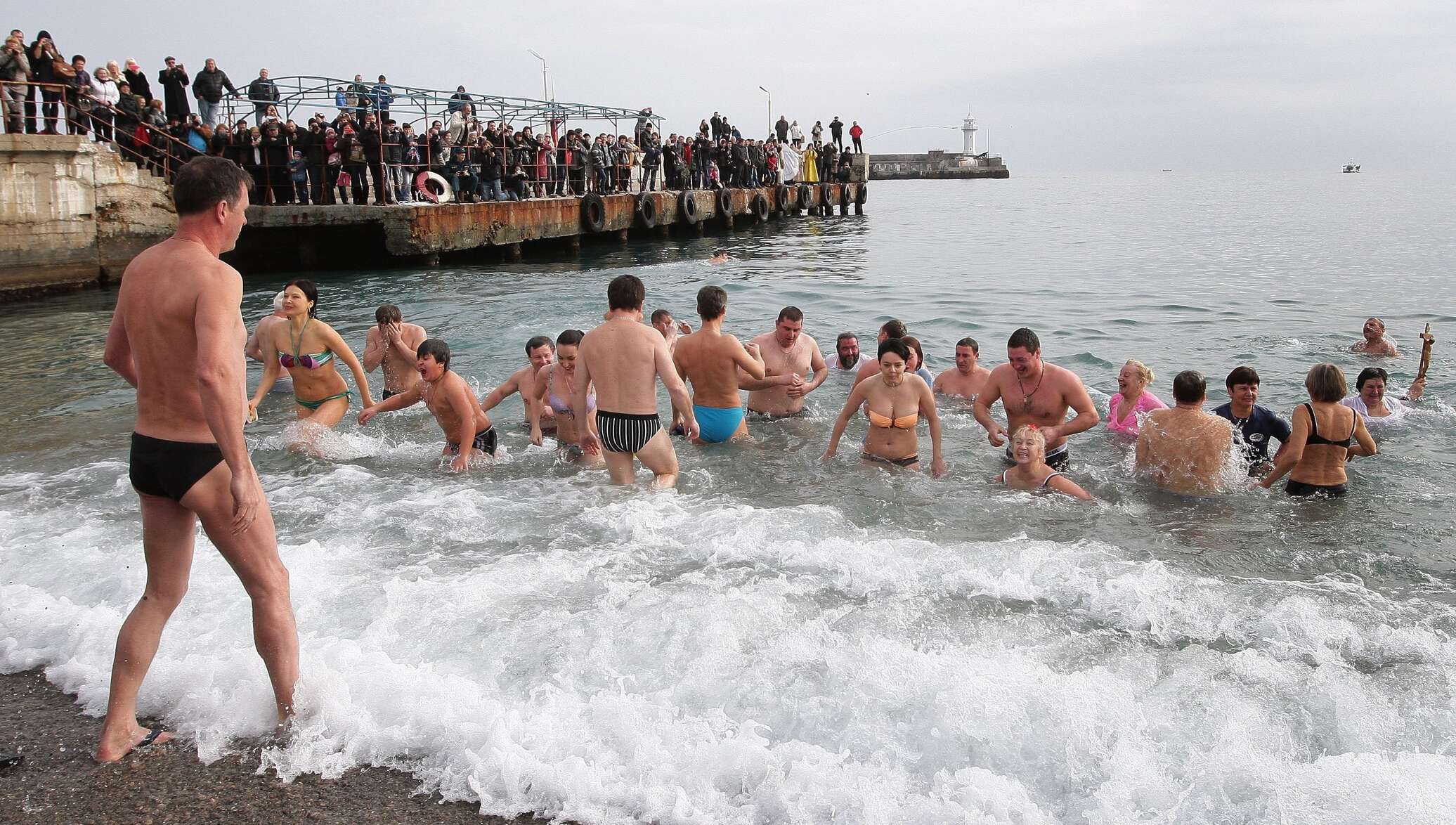 Какой купается на пляже. На пляже купание. Крещение в Крыму. Купание в Крыму на крещение. Море Крым купаться.