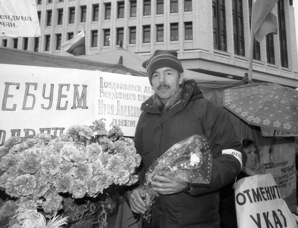 Депутат Верховного Совета Крыма Юрий Мешков перед зданием крымского парламента