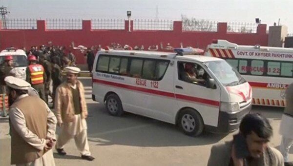 На месте нападения боевиков на университет Бача Хан, Пакистан. Кадр из видео