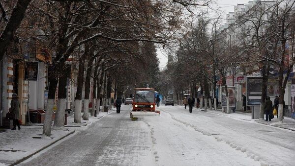Снегоуборочная машина на улице Симферополя