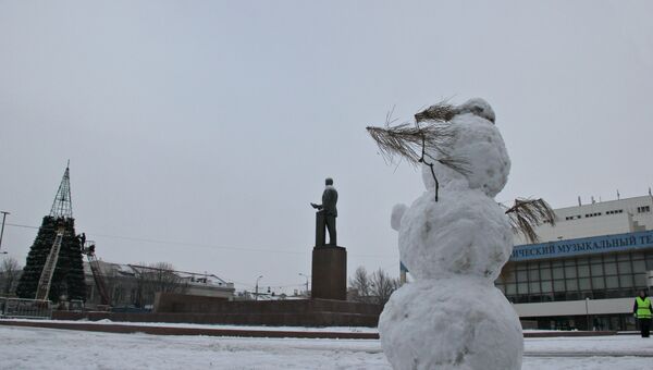 Снеговик на площади Ленина в Симферополе