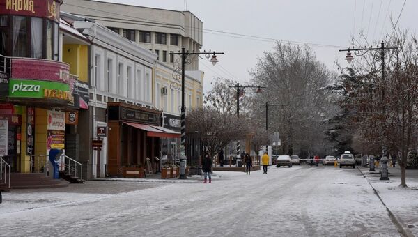 Снег на улицах Симферополя