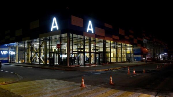 Международный аэропорт Симферополь ночью
