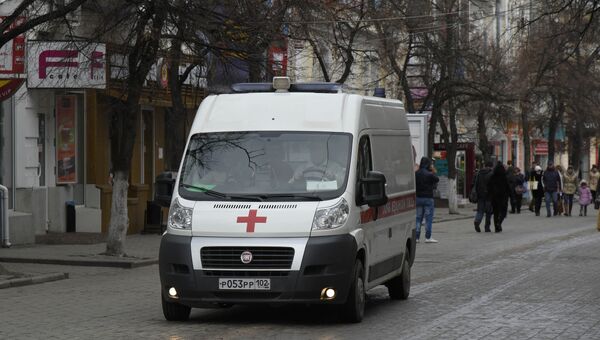Машина скорой помощи в центре Симферополя