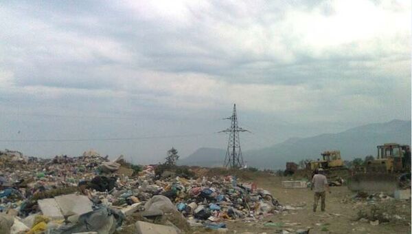 Свалка мусора в селе  Лучистом Алуштинского округа