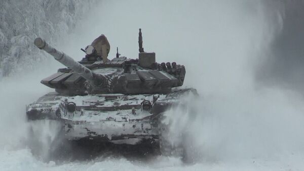 Танки Т-72 маневрировали в снегу на отборочном турнире к Армейским играм